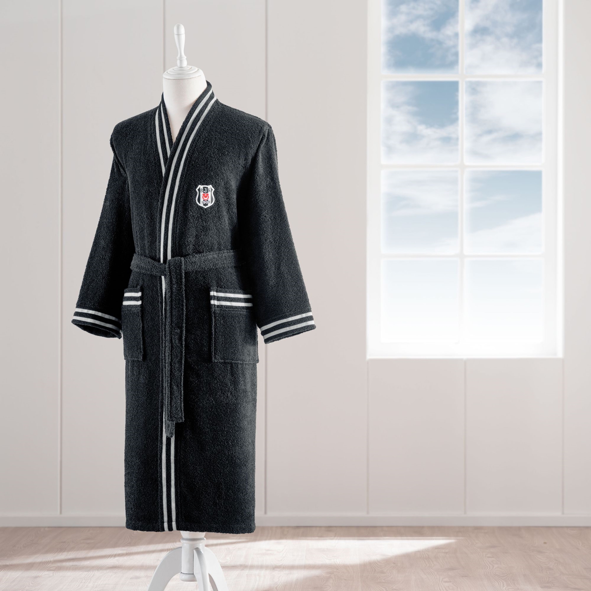 resm Taç Lisanslı Beşiktaş Siyah Beyaz Pamuk L Yetişkin Bornoz Siyah